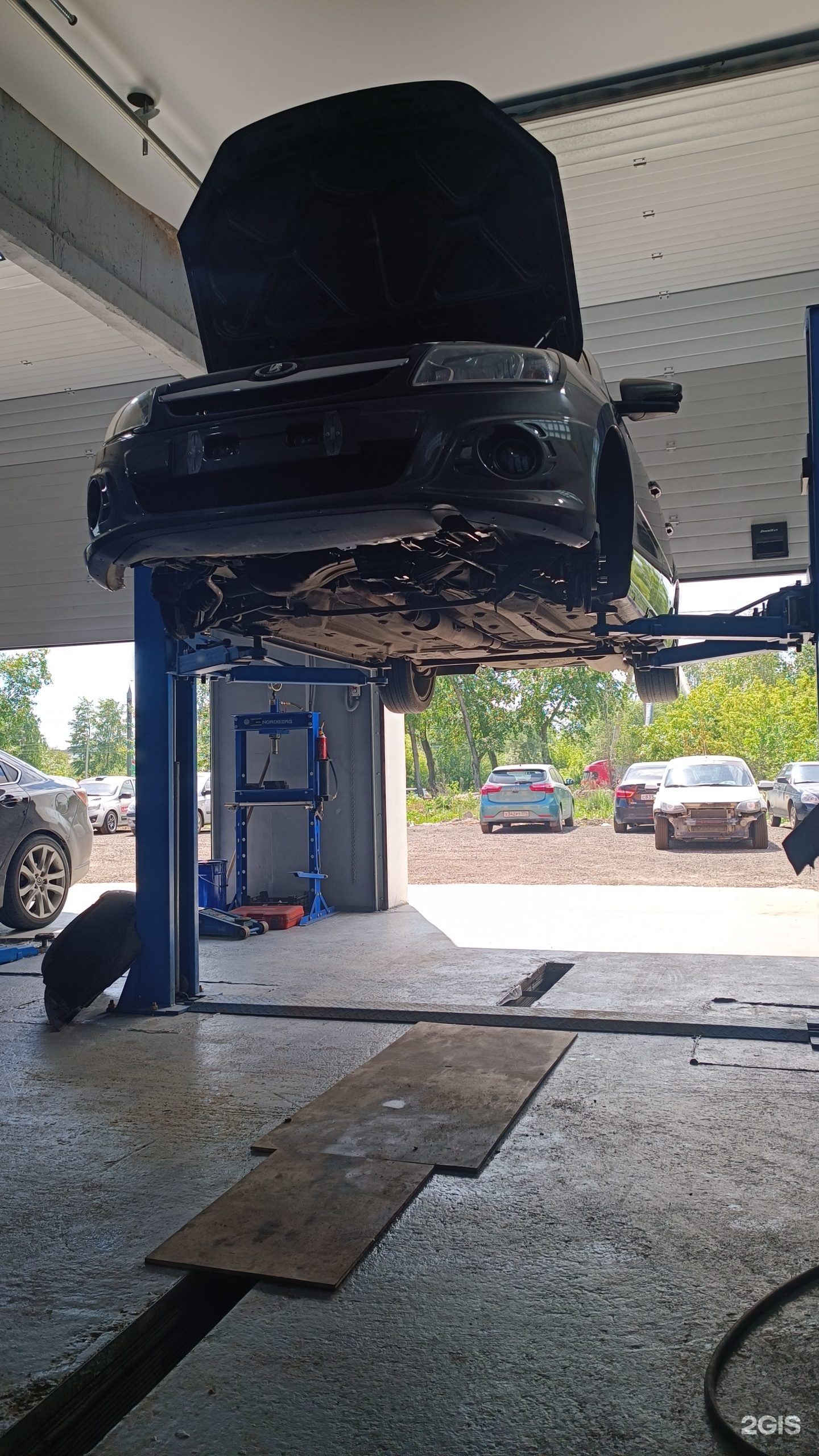 Автомобиль на подъёмнике в боксе автосервиса Bg632, Челябинск